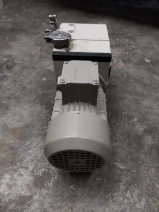 Bomba de vacío Leybold D4B