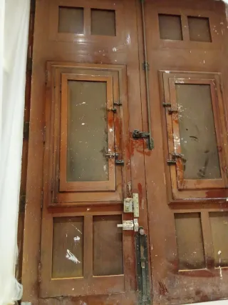 Puertas y vigas de madera para restaurar