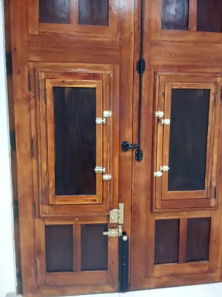Puertas y vigas de madera para restaurar