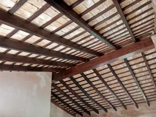 Puertas y vigas de madera para restaurar