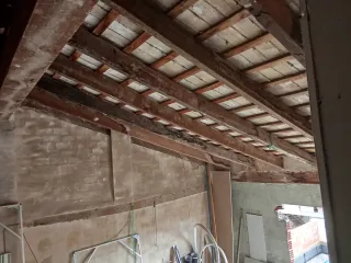 Puertas y vigas de madera para restaurar