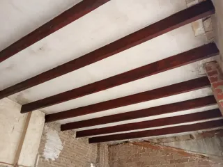 Puertas y vigas de madera para restaurar
