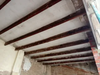 Puertas y vigas de madera para restaurar