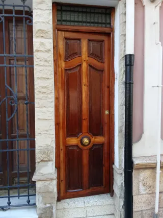 Puertas y vigas de madera para restaurar