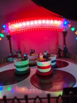 Attrazione di tazze natalizie per villaggio di Natale