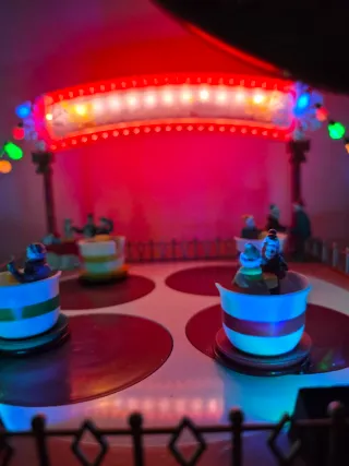 Attrazione di tazze natalizie per villaggio di Natale