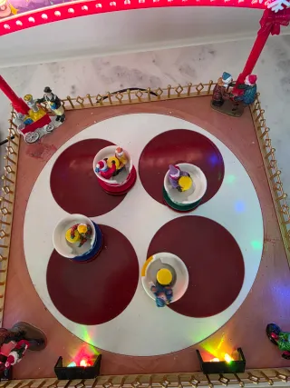 Attrazione di tazze natalizie per villaggio di Natale