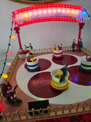 Attrazione di tazze natalizie per villaggio di Natale