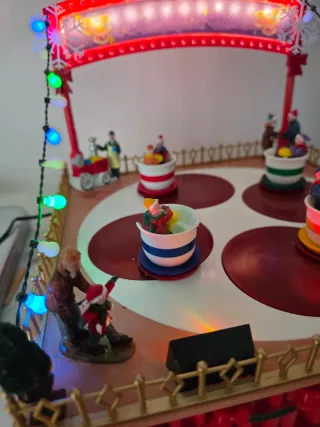 Attrazione di tazze natalizie per villaggio di Natale