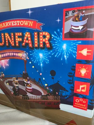 Attrazione di tazze natalizie per villaggio di Natale