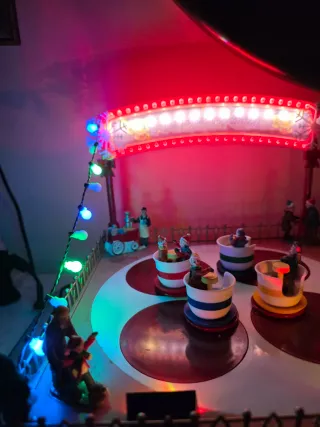 Attrazione di tazze natalizie per villaggio di Natale