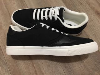 Zapatillas Fila Negras y Blancas