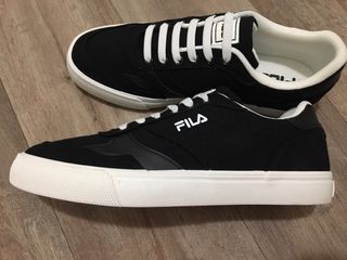 Zapatillas Fila Negras y Blancas