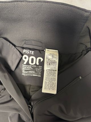 Los pantalones un poco rozado como se ve en lafoto