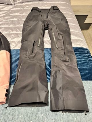 Los pantalones un poco rozado como se ve en lafoto