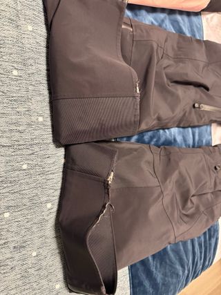 Los pantalones un poco rozado como se ve en lafoto