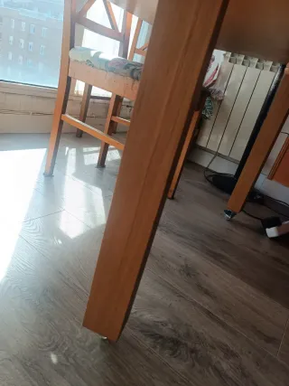 Mesa de comedor de madera y cristal