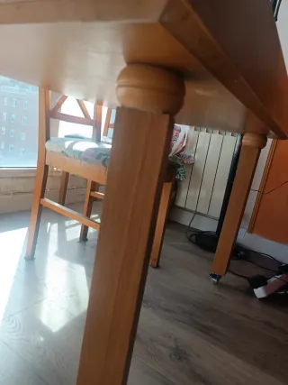 Mesa de comedor de madera y cristal