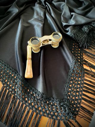 Anteojos antiguos nácar. Detalles dorados. Mango.