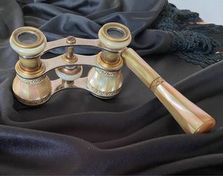 Anteojos antiguos nácar. Detalles dorados. Mango.