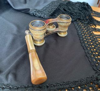 Anteojos antiguos nácar. Detalles dorados. Mango.