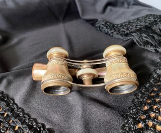 Anteojos antiguos nácar. Detalles dorados. Mango.