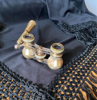 Anteojos antiguos nácar. Detalles dorados. Mango.