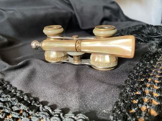 Anteojos antiguos nácar. Detalles dorados. Mango.