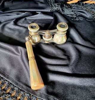 Anteojos antiguos nácar. Detalles dorados. Mango.