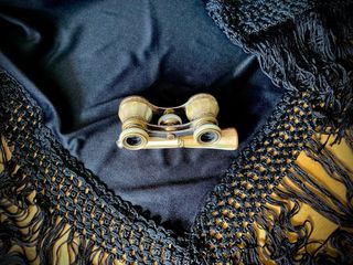 Anteojos antiguos nácar. Detalles dorados. Mango.