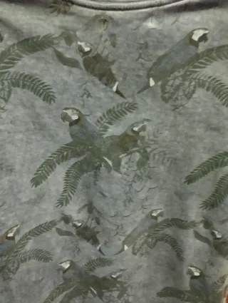 T-shirt con stampa pappagalli e foglie