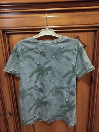 T-shirt con stampa pappagalli e foglie