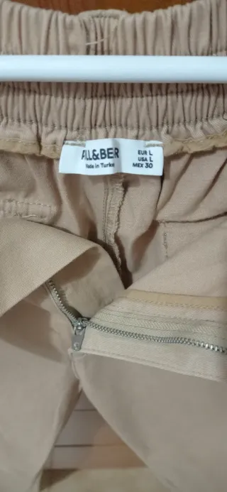Dos pantalones de talla L cada uno vale 15 €