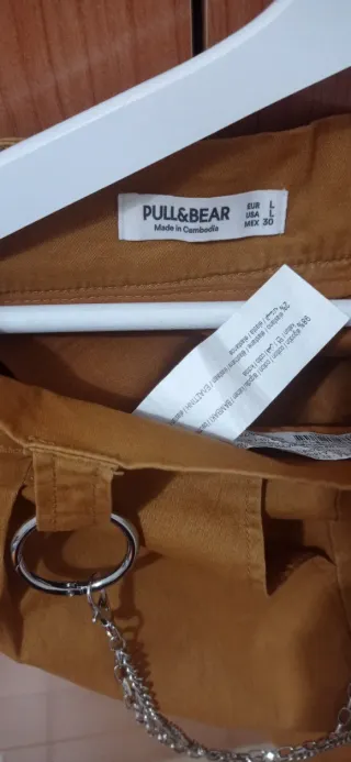 Dos pantalones de talla L cada uno vale 15 €