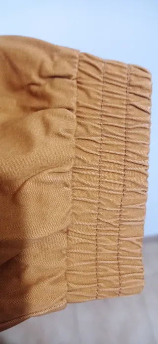 Dos pantalones de talla L cada uno vale 15 €