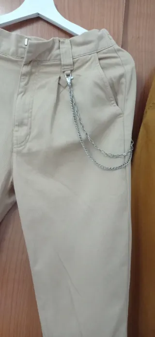 Dos pantalones de talla L cada uno vale 15 €