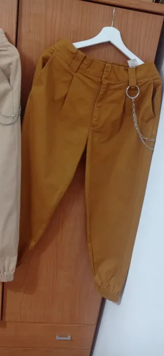 Dos pantalones de talla L cada uno vale 15 €
