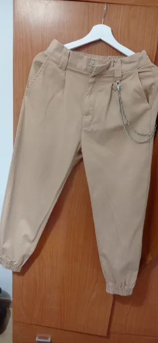 Dos pantalones de talla L cada uno vale 15 €