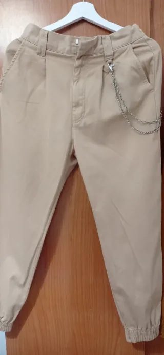 Dos pantalones de talla L cada uno vale 15 €