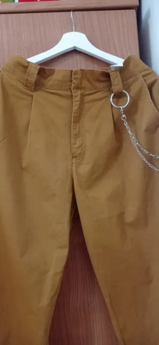 Dos pantalones de talla L cada uno vale 15 €