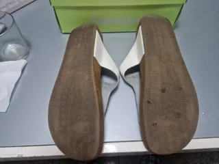 Sandalias blancas tipo Birkenstock