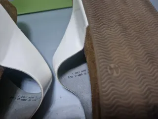 Sandalias blancas tipo Birkenstock