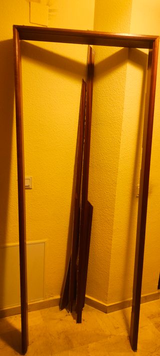 Puerta acceso vivienda madera. Buen estado