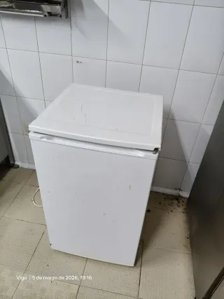 Congelador pequeño blanco