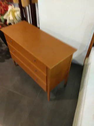 Cómoda de madera marrón