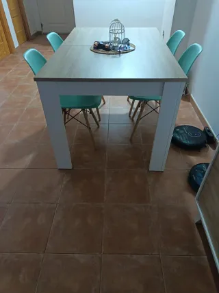Mesa y 4 Sillas Comedor