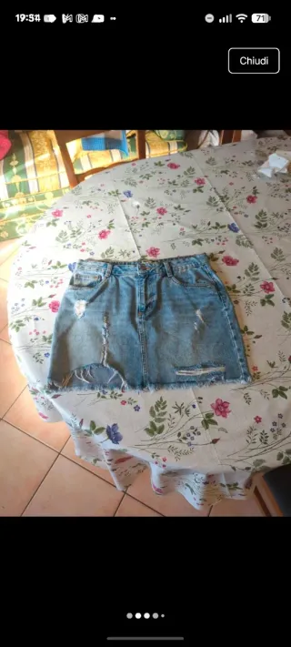 Minigonna in jeans strappata