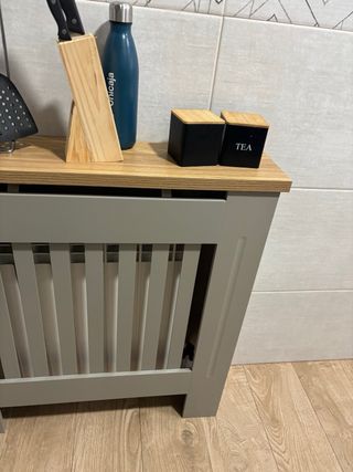 Cubre radiador decorativo gris