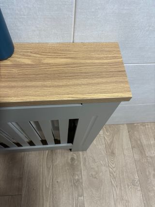 Cubre radiador decorativo gris