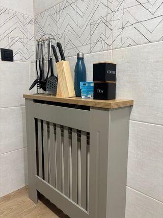 Cubre radiador decorativo gris